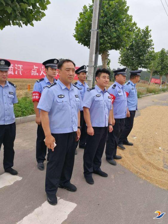 民警冒酷暑巡逻忙 企业慰问献爱心