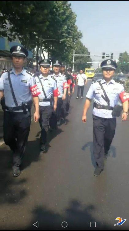 民警冒酷暑巡逻忙 企业慰问献爱心