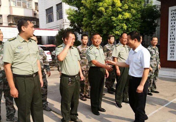 “八一”慰问送关怀　军民鱼水显真情